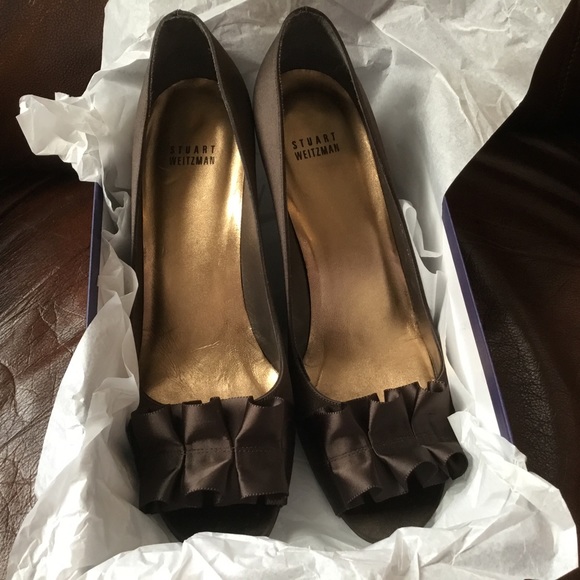 Stuart Weitzman Gigiritz Dark Brown Satin ruffle detail peep toe pumps /Like NEW - Picture 3 of 16